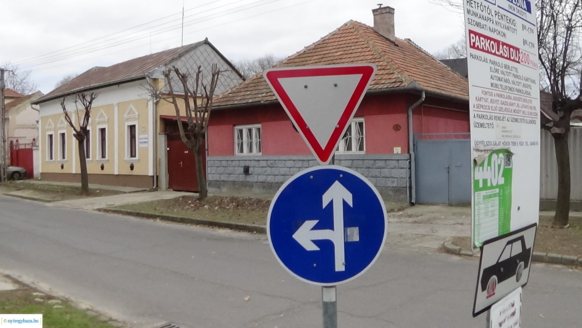 Táblákat törtek a város több pontján