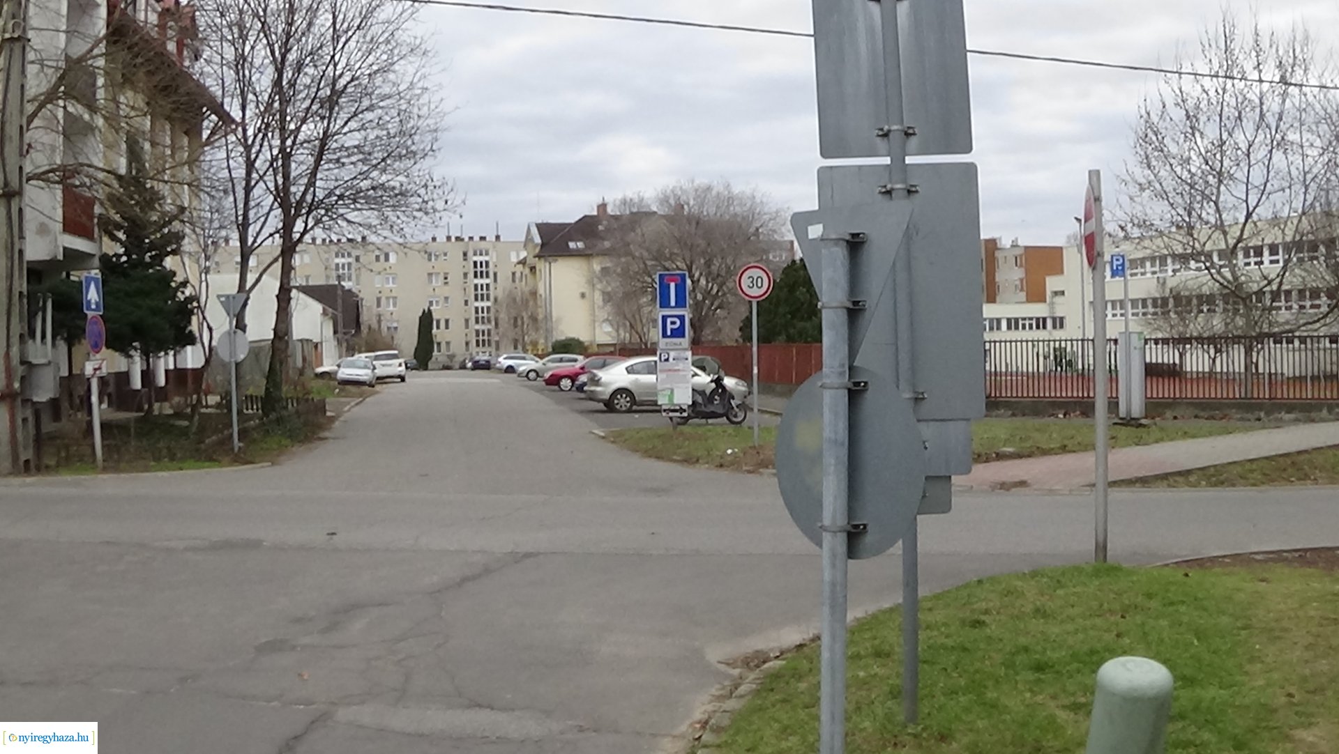 Táblákat törtek a város több pontján