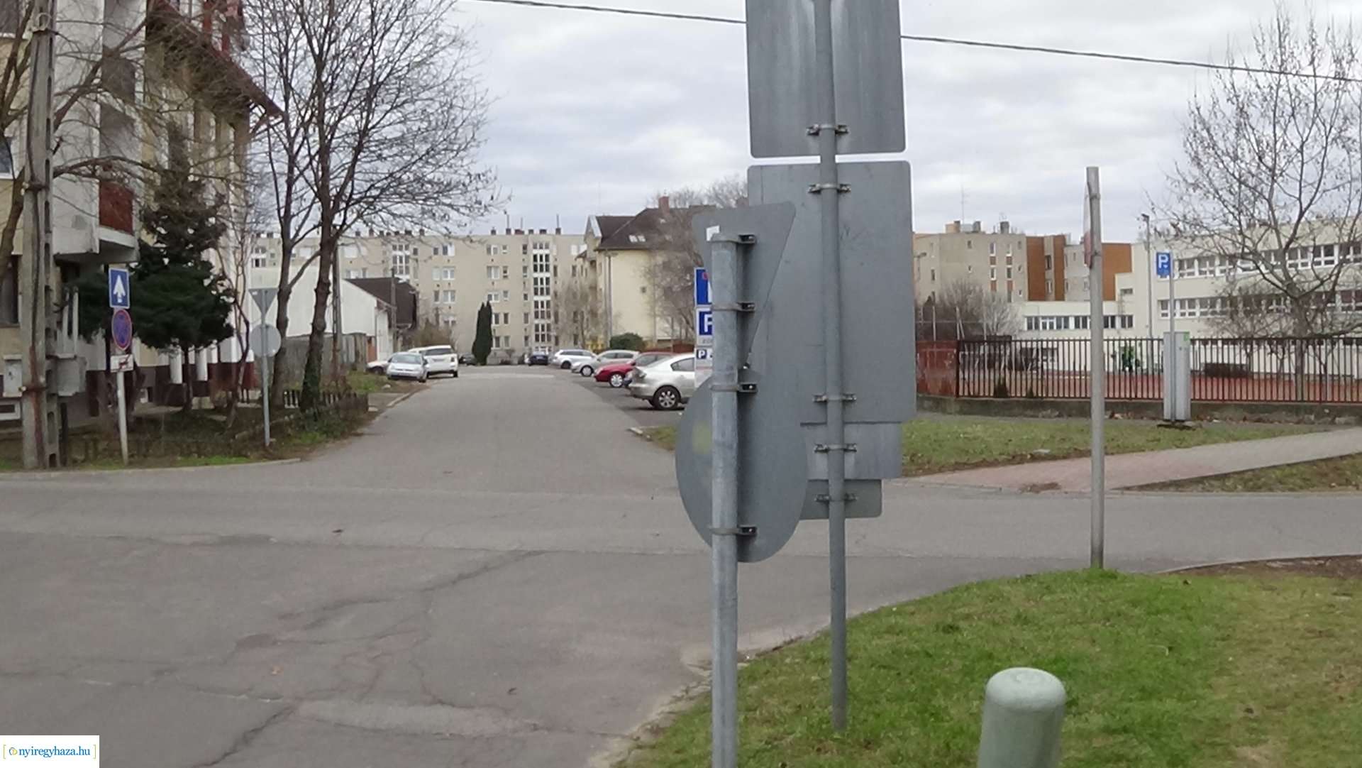 Táblákat törtek a város több pontján