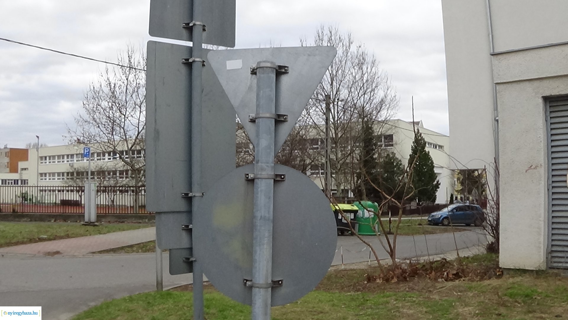 Táblákat törtek a város több pontján