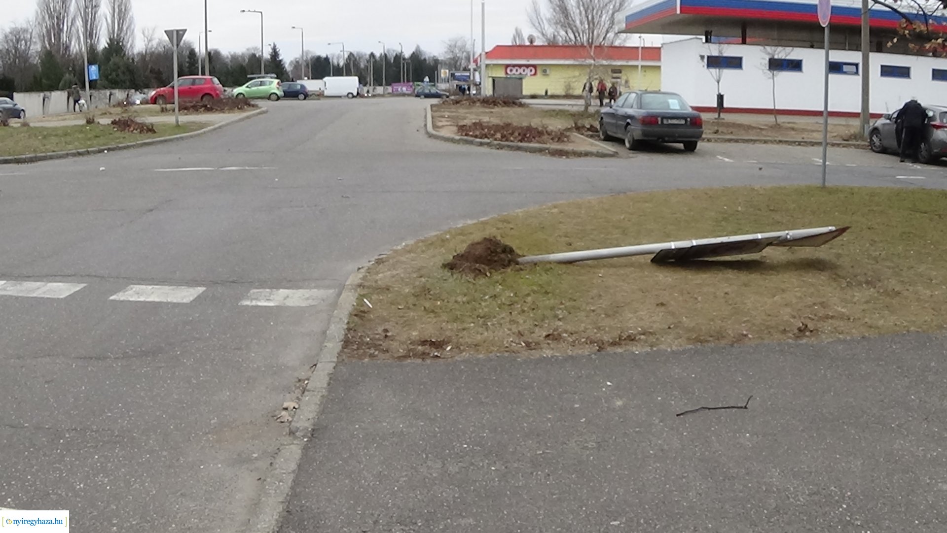Táblákat törtek a város több pontján