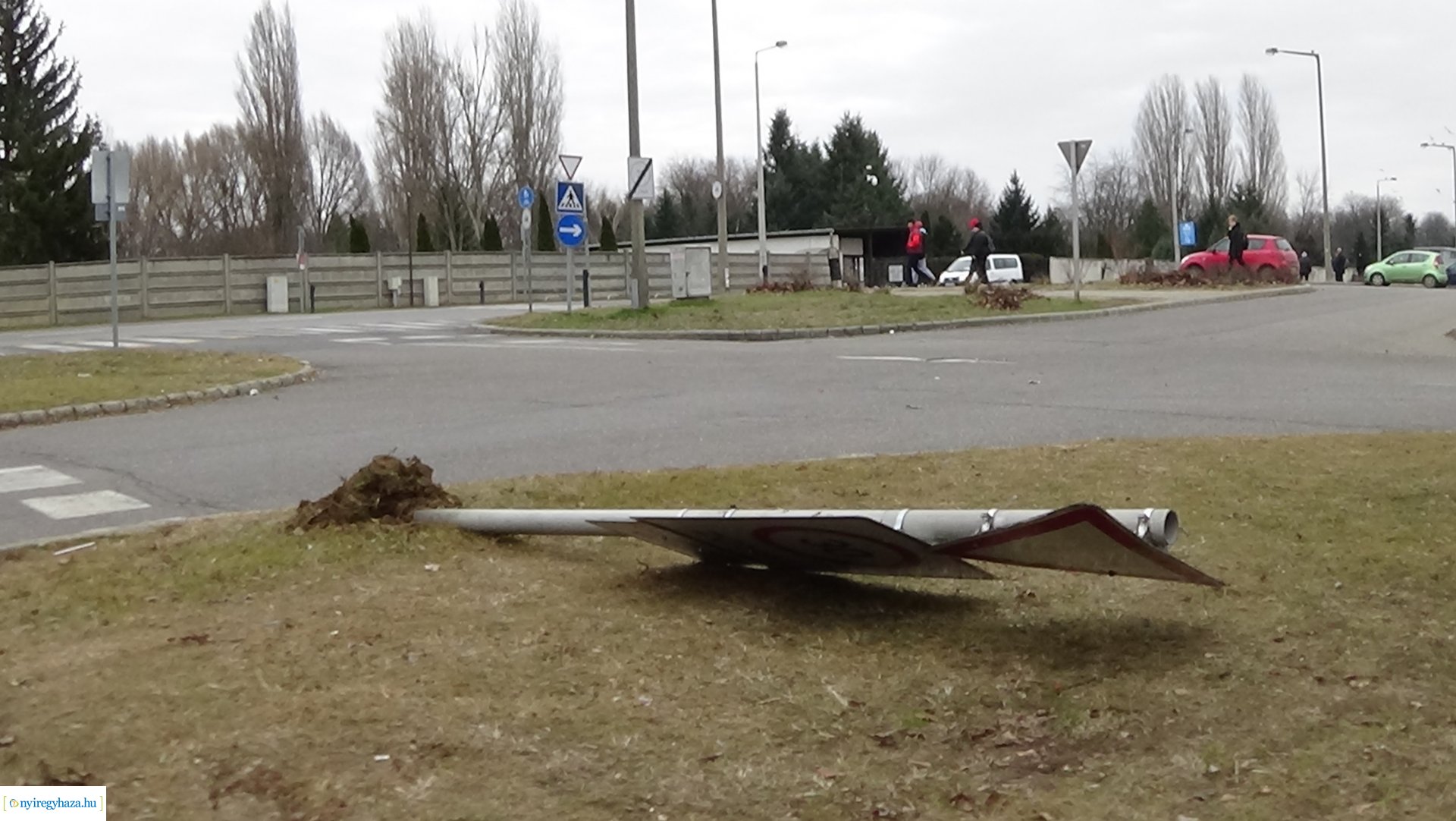 Táblákat törtek a város több pontján
