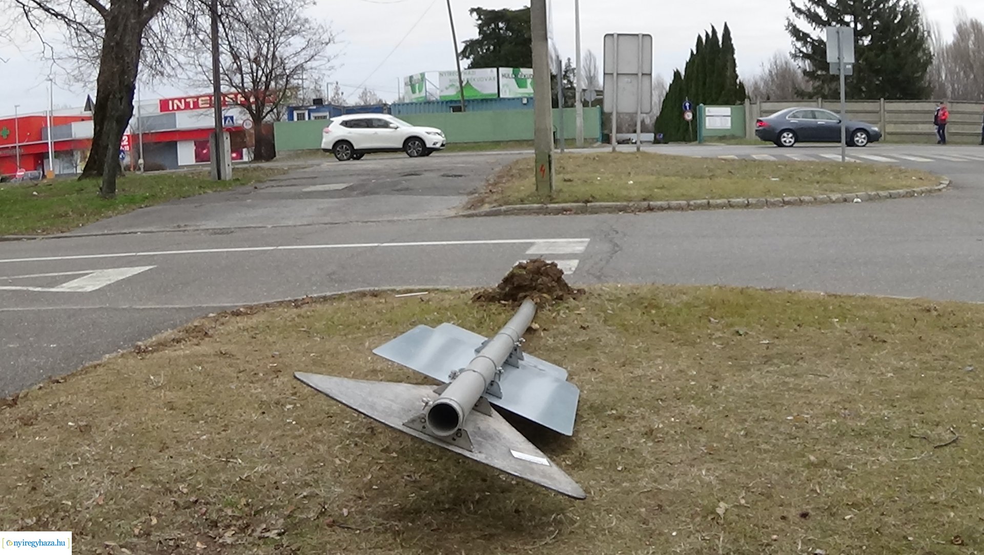 Táblákat törtek a város több pontján