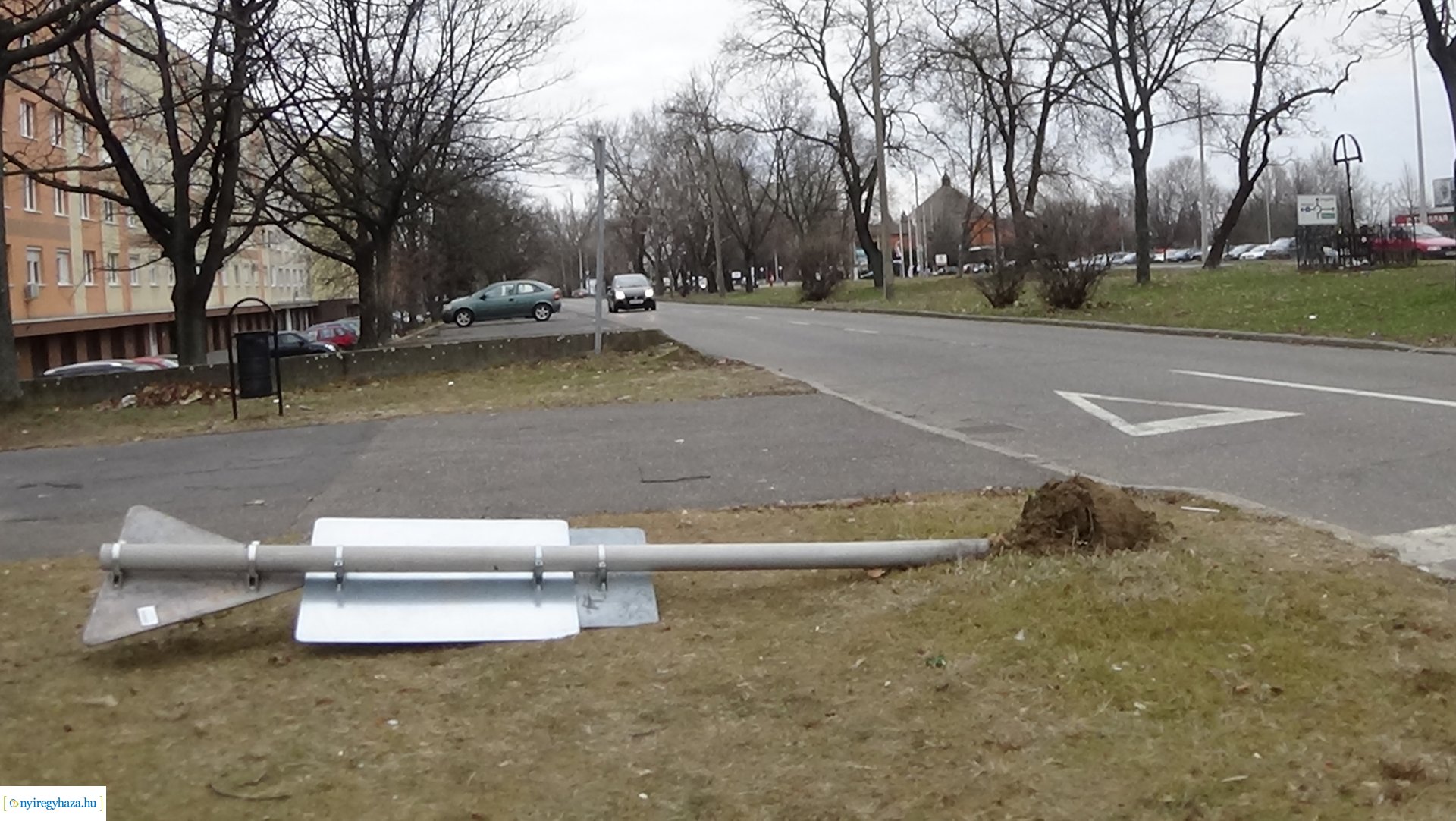 Táblákat törtek a város több pontján