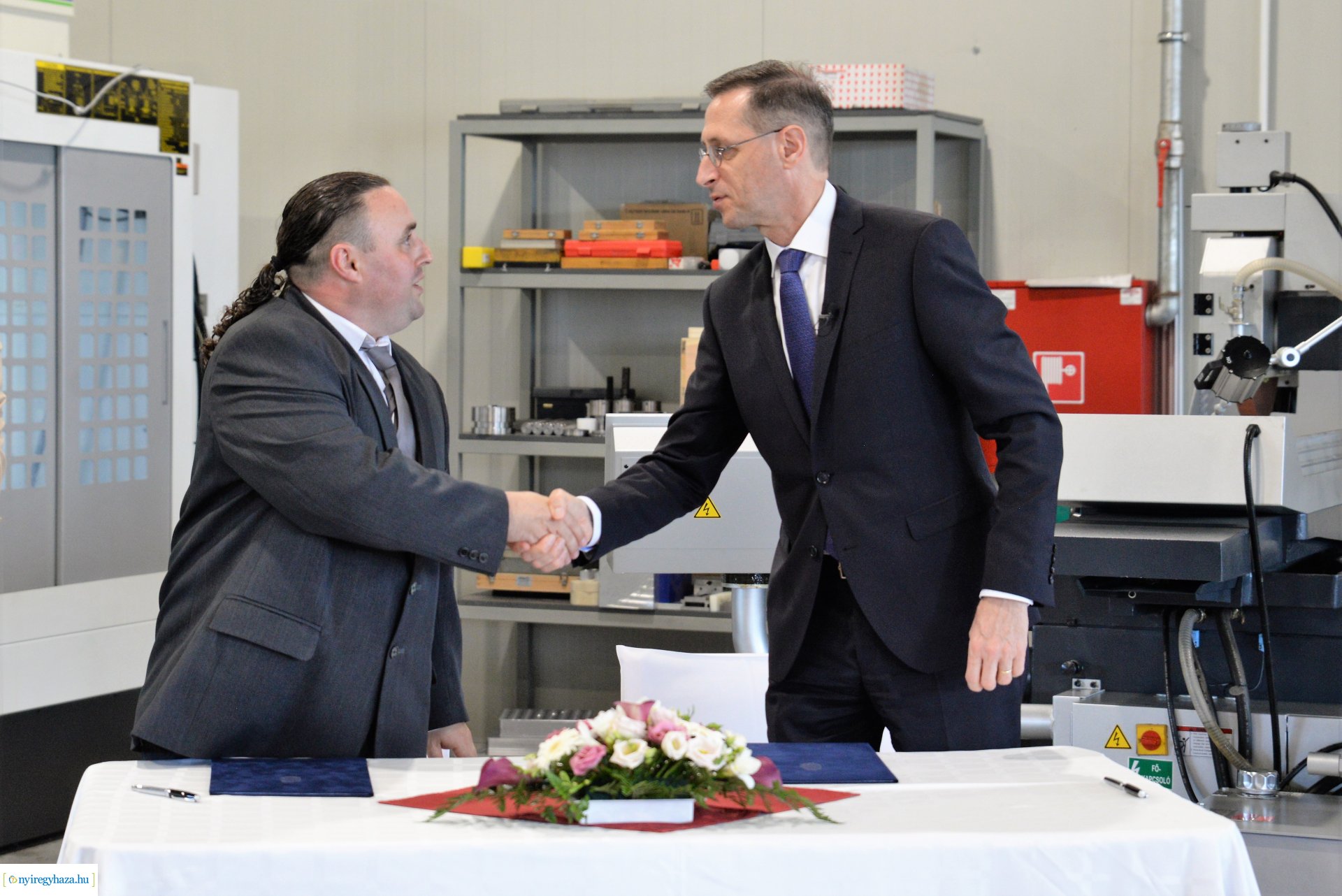 Támogatói szerződés aláírás az Industrial Electric Bau Kft-nél