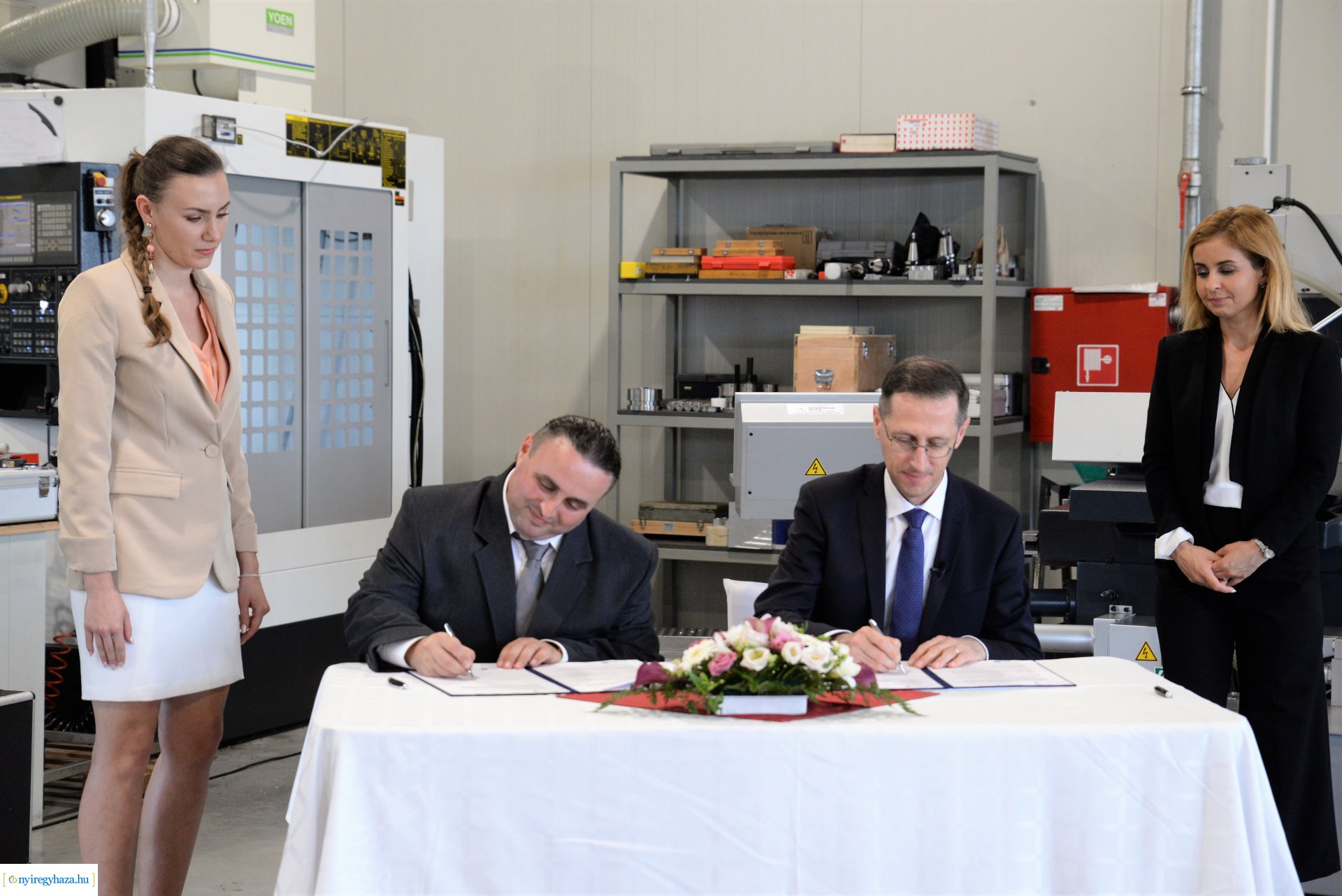 Támogatói szerződés aláírás az Industrial Electric Bau Kft-nél