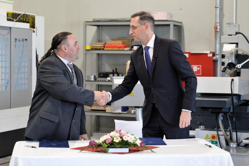 Támogatói szerződés aláírás az Industrial Electric Bau Kft-nél
