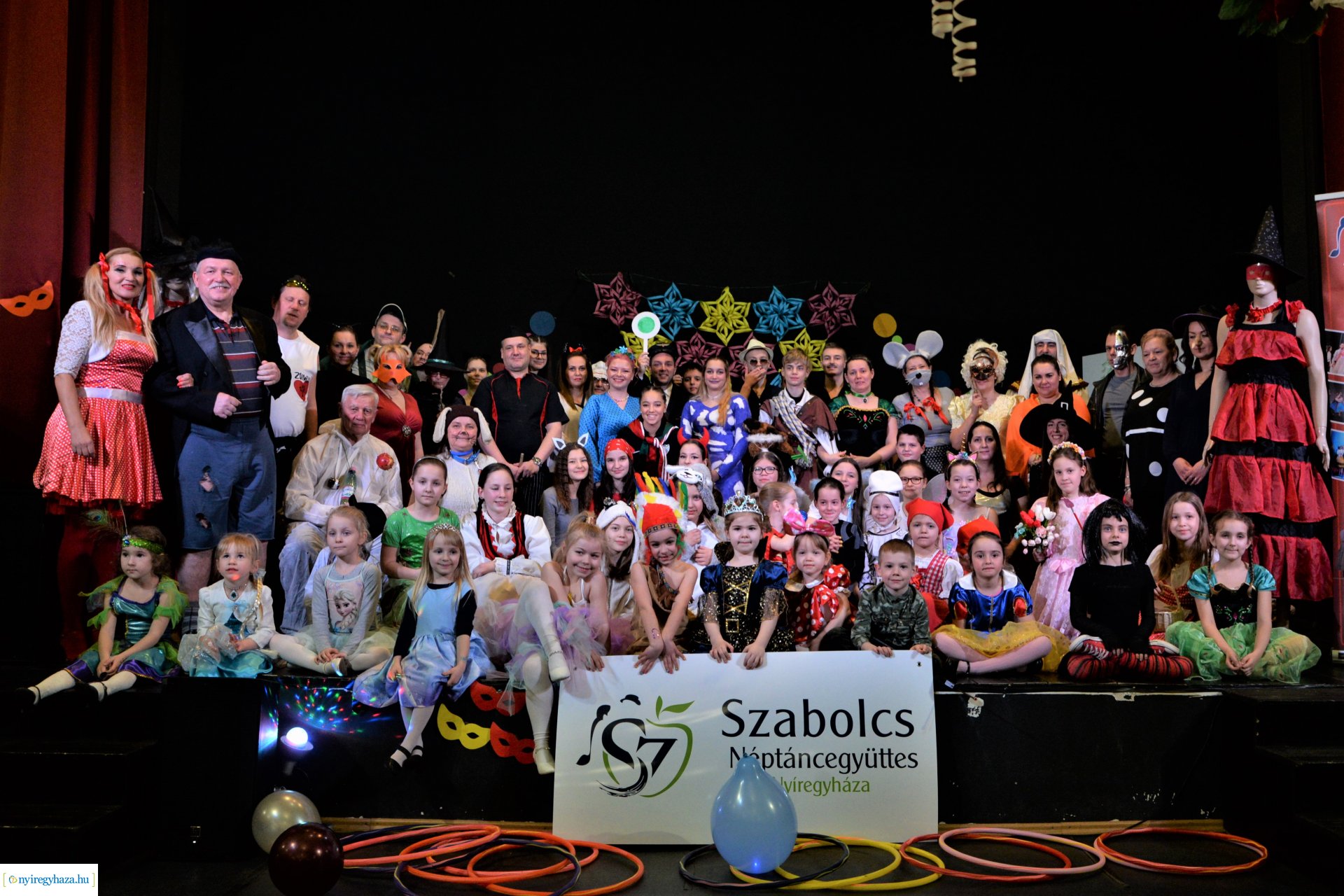 Táncház és jelmezes felvonulás a Szabolcs Néptáncegyüttessel