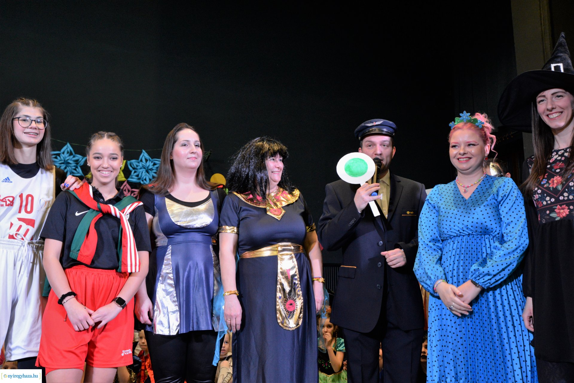 Táncház és jelmezes felvonulás a Szabolcs Néptáncegyüttessel