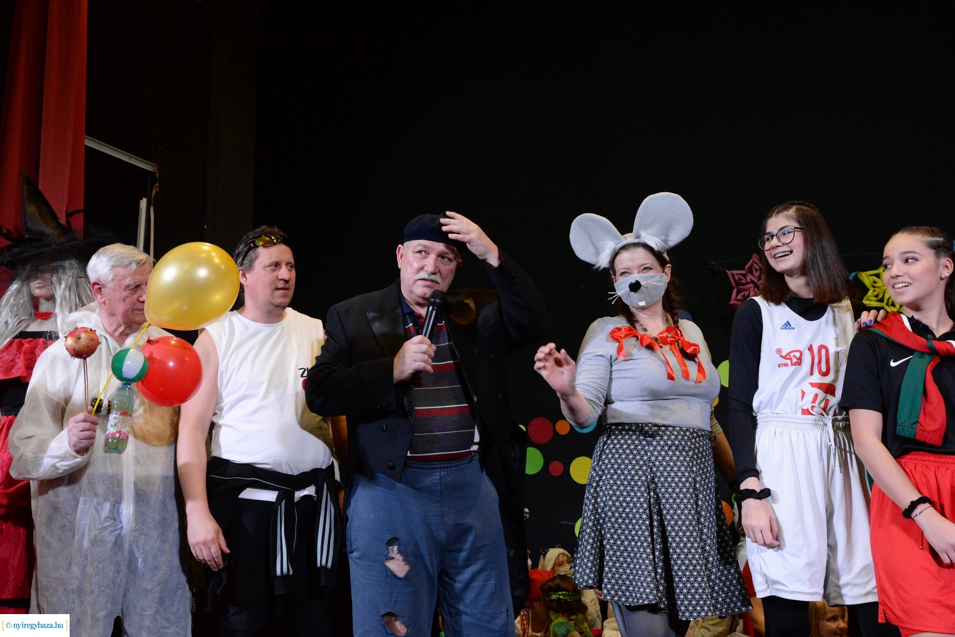 Táncház és jelmezes felvonulás a Szabolcs Néptáncegyüttessel