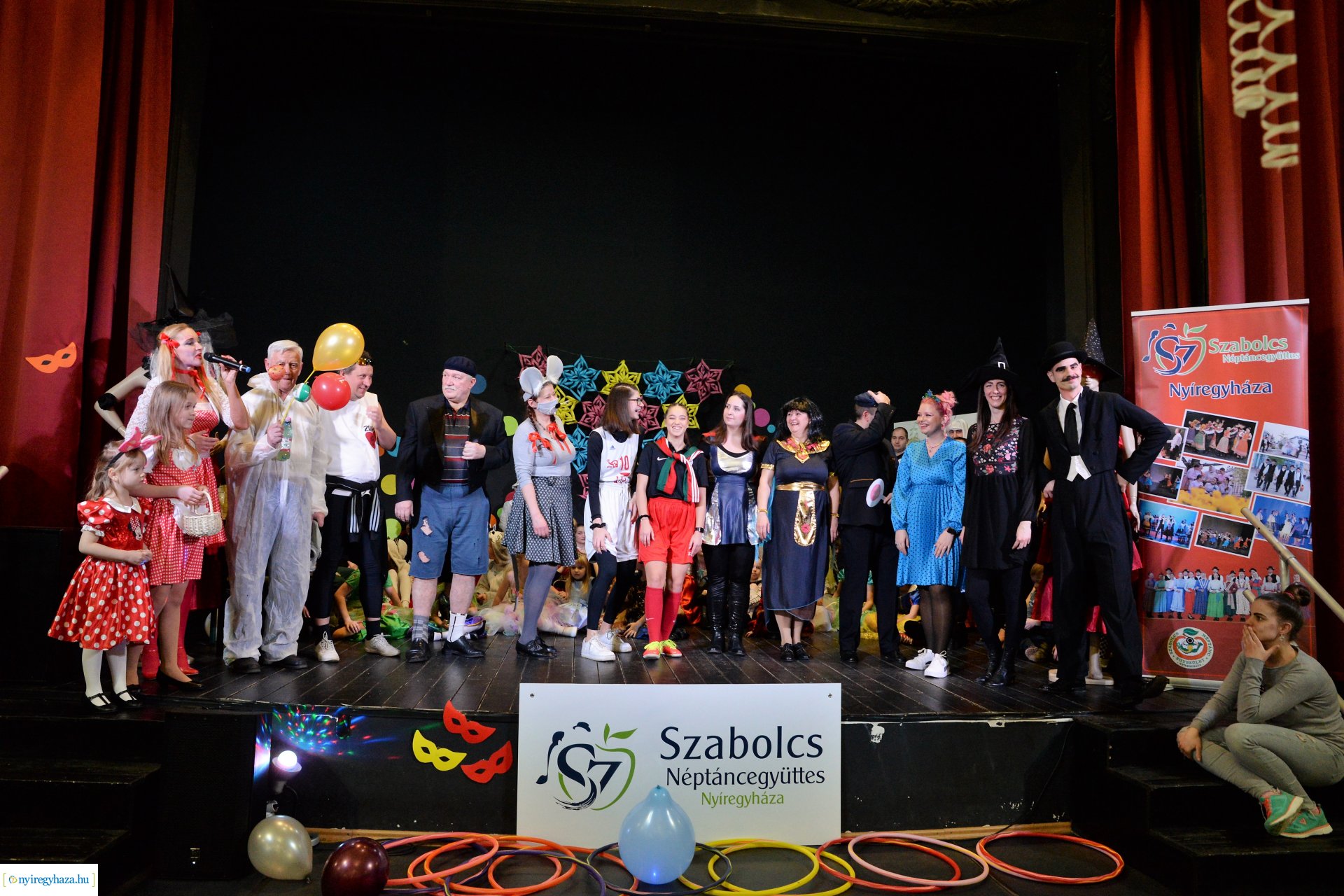 Táncház és jelmezes felvonulás a Szabolcs Néptáncegyüttessel