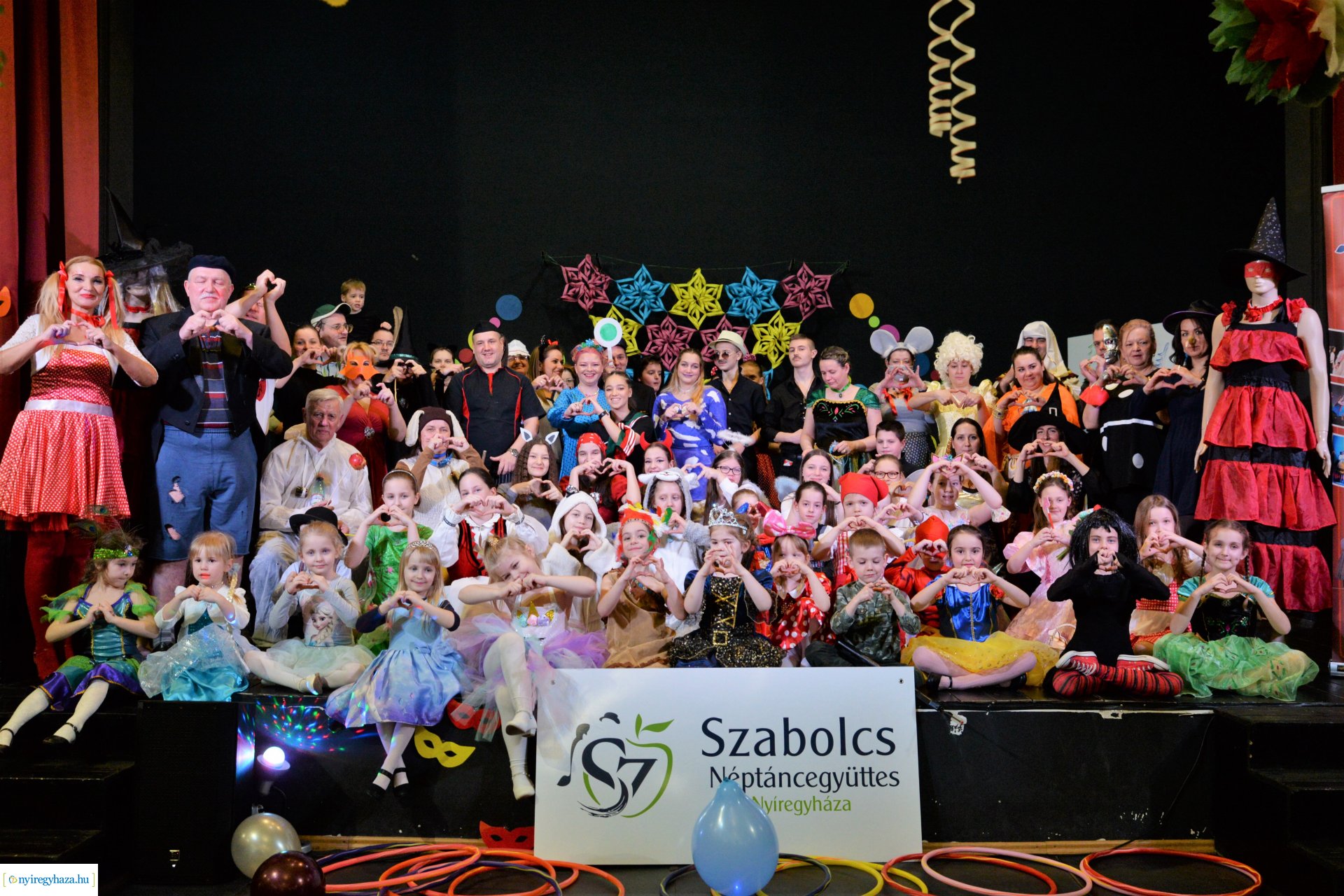 Táncház és jelmezes felvonulás a Szabolcs Néptáncegyüttessel