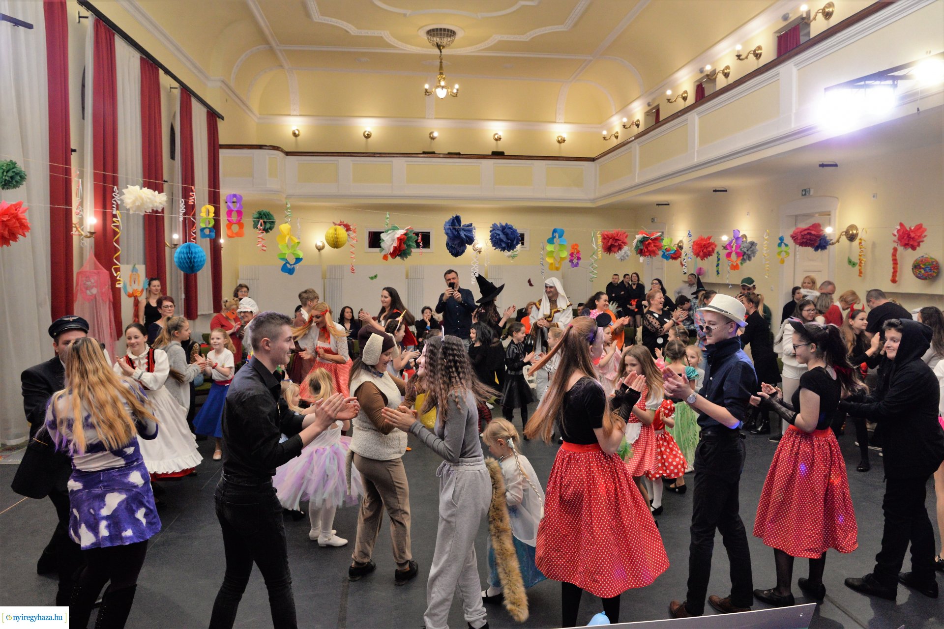 Táncház és jelmezes felvonulás a Szabolcs Néptáncegyüttessel