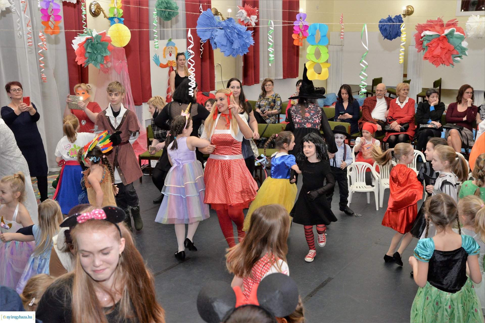 Táncház és jelmezes felvonulás a Szabolcs Néptáncegyüttessel