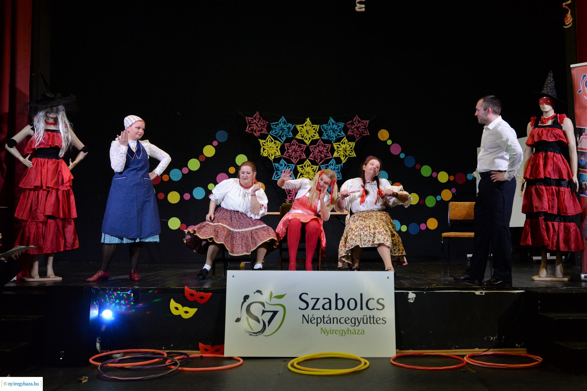 Táncház és jelmezes felvonulás a Szabolcs Néptáncegyüttessel
