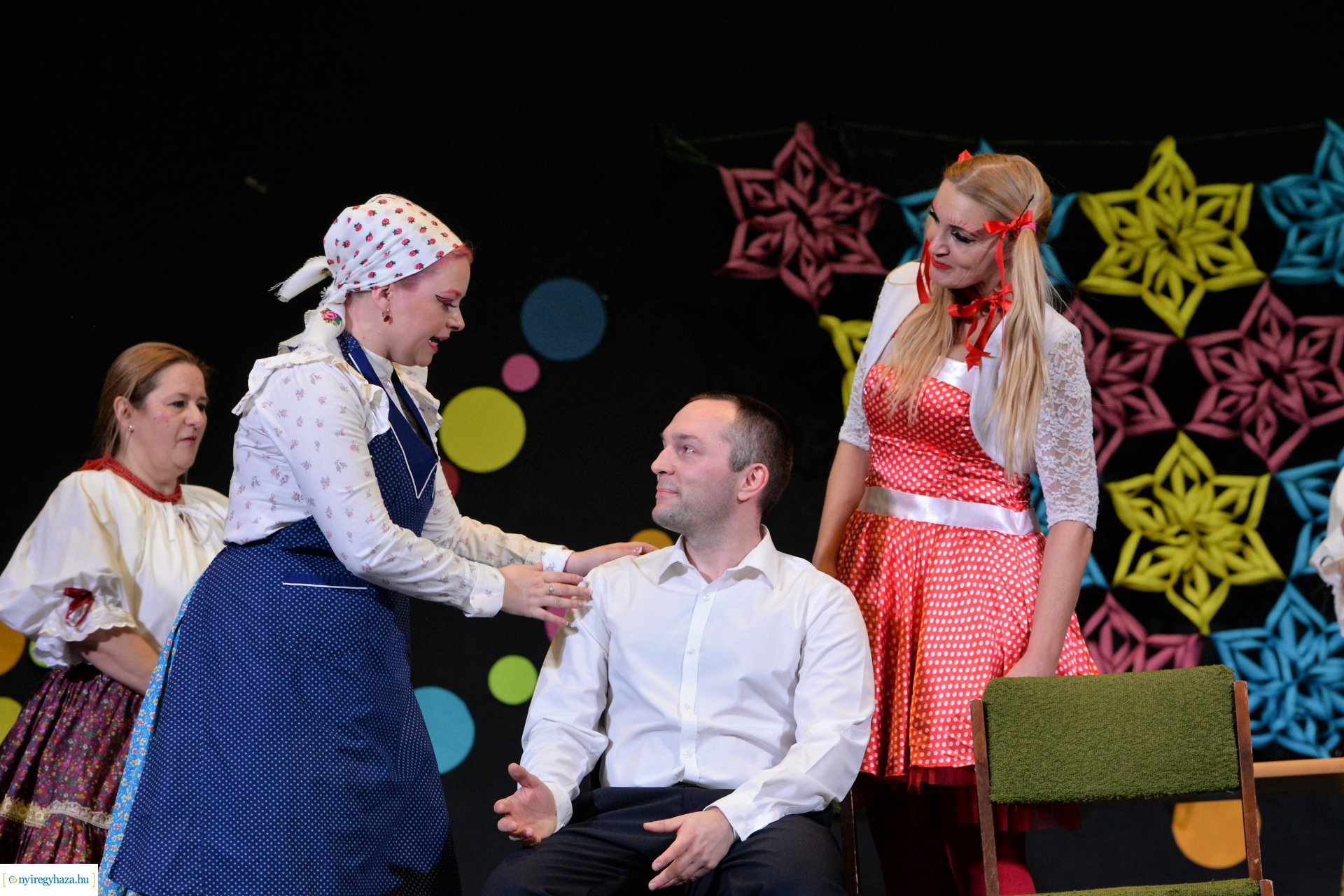 Táncház és jelmezes felvonulás a Szabolcs Néptáncegyüttessel