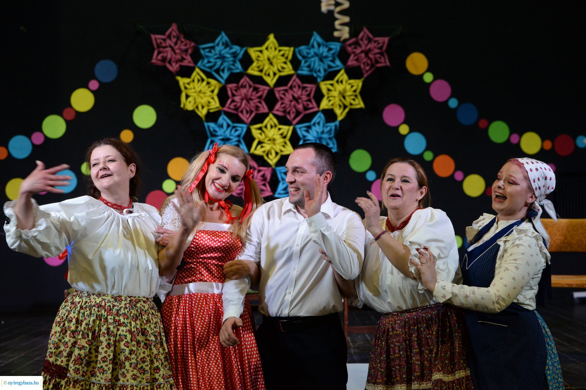 Táncház és jelmezes felvonulás a Szabolcs Néptáncegyüttessel