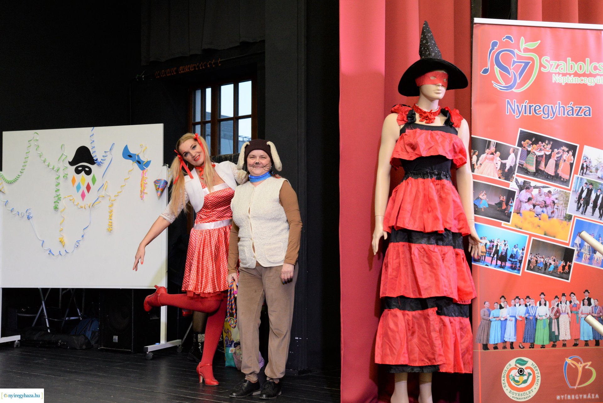 Táncház és jelmezes felvonulás a Szabolcs Néptáncegyüttessel