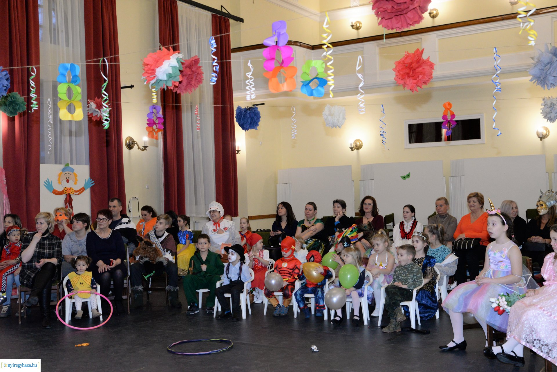 Táncház és jelmezes felvonulás a Szabolcs Néptáncegyüttessel