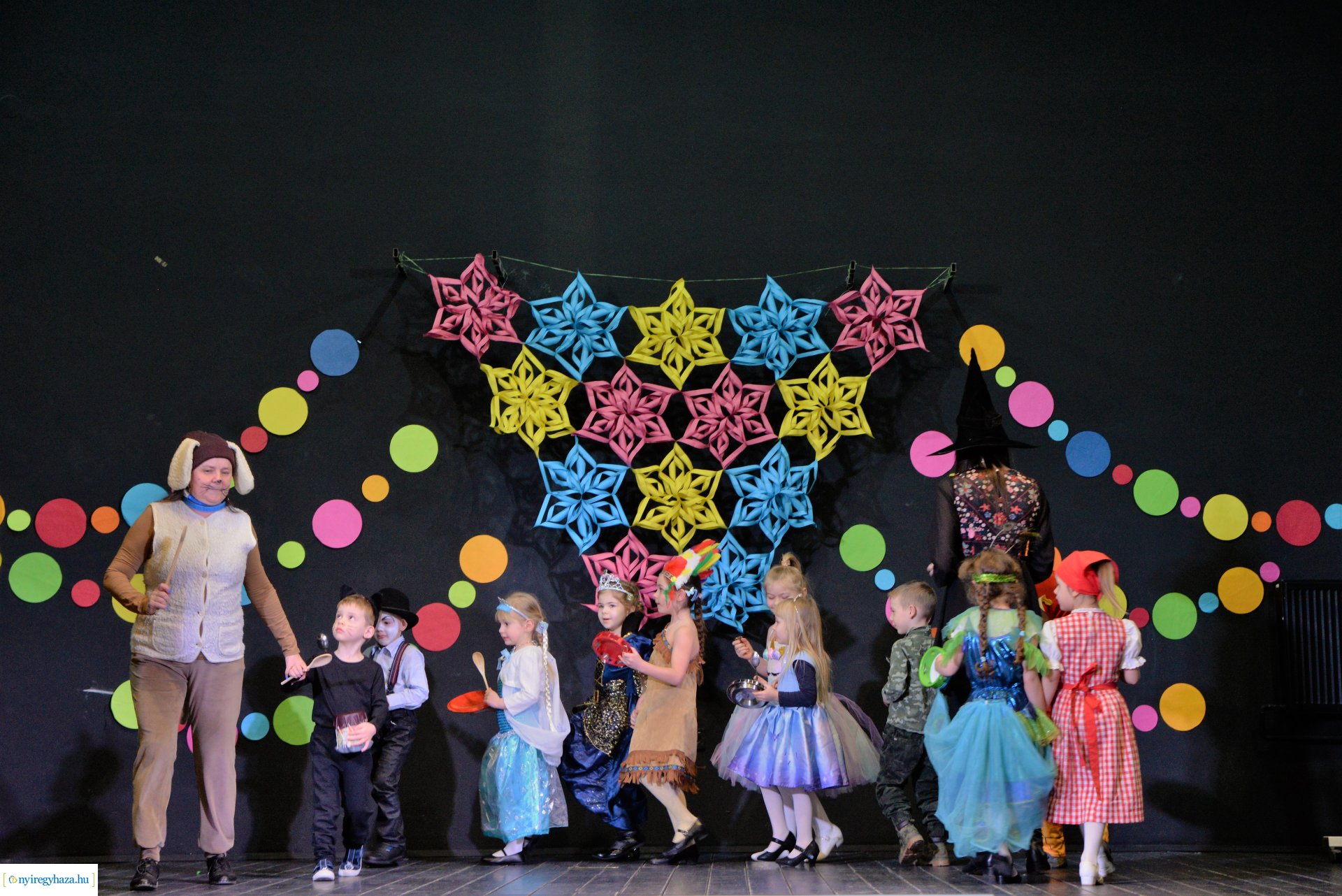 Táncház és jelmezes felvonulás a Szabolcs Néptáncegyüttessel