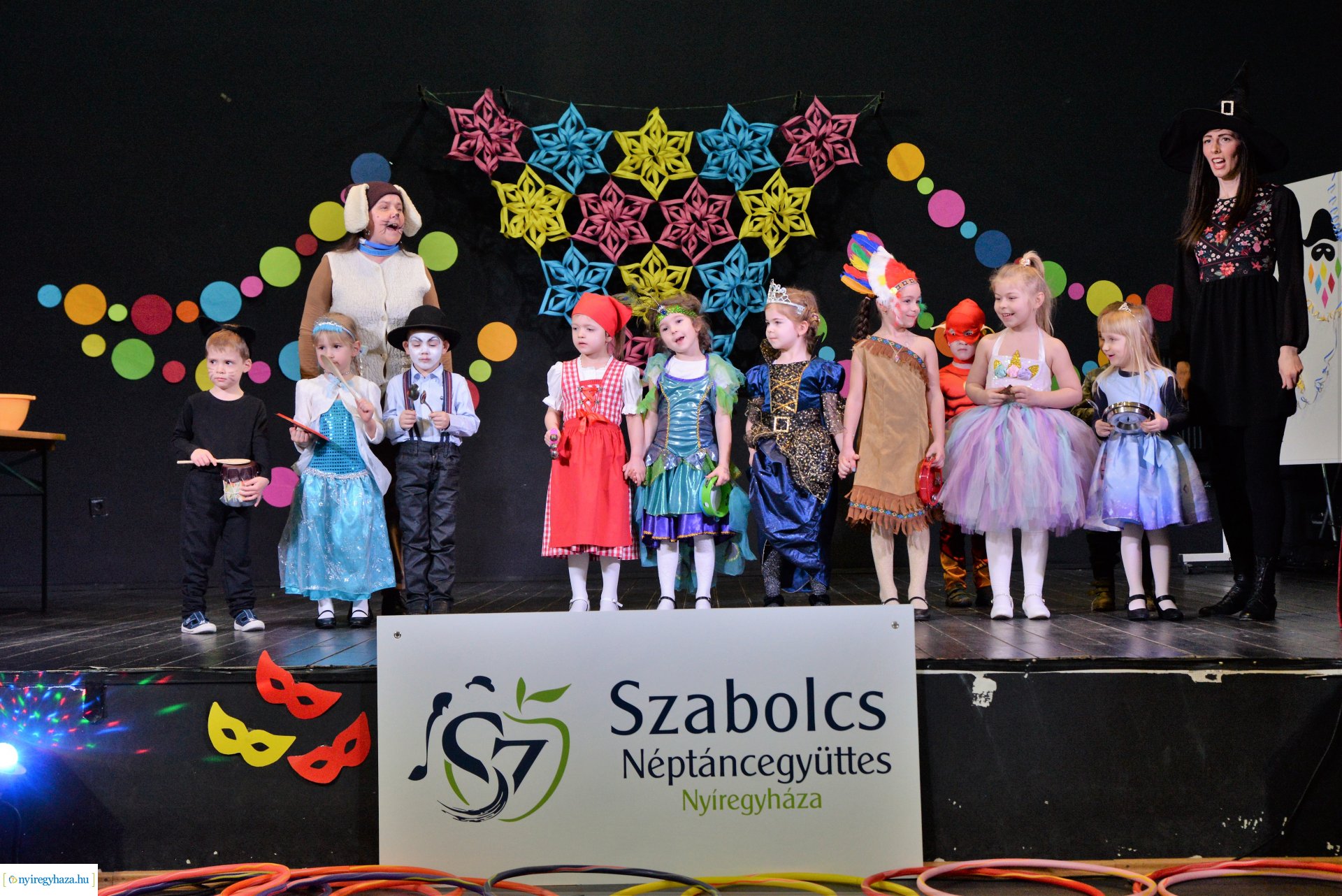 Táncház és jelmezes felvonulás a Szabolcs Néptáncegyüttessel