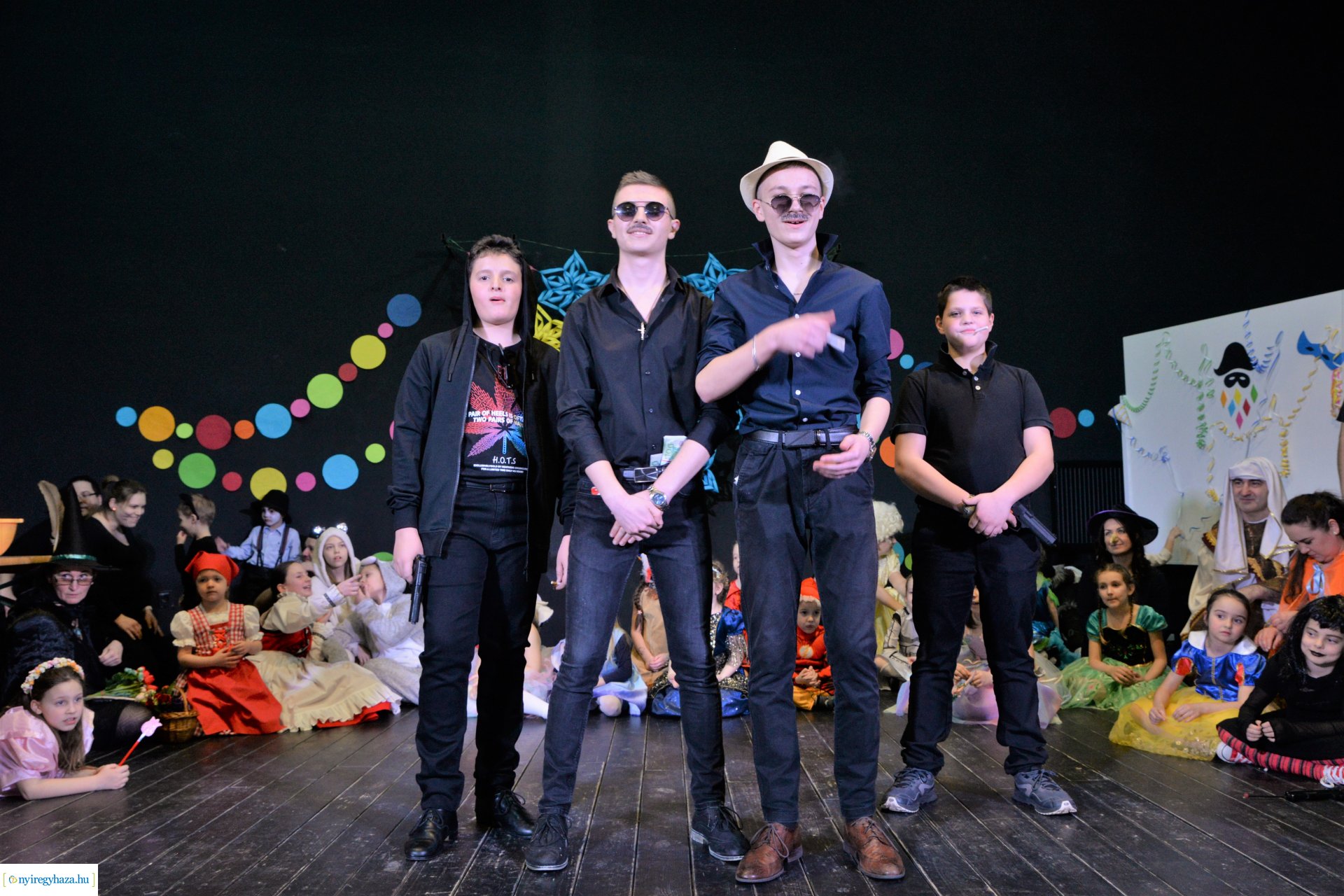 Táncház és jelmezes felvonulás a Szabolcs Néptáncegyüttessel