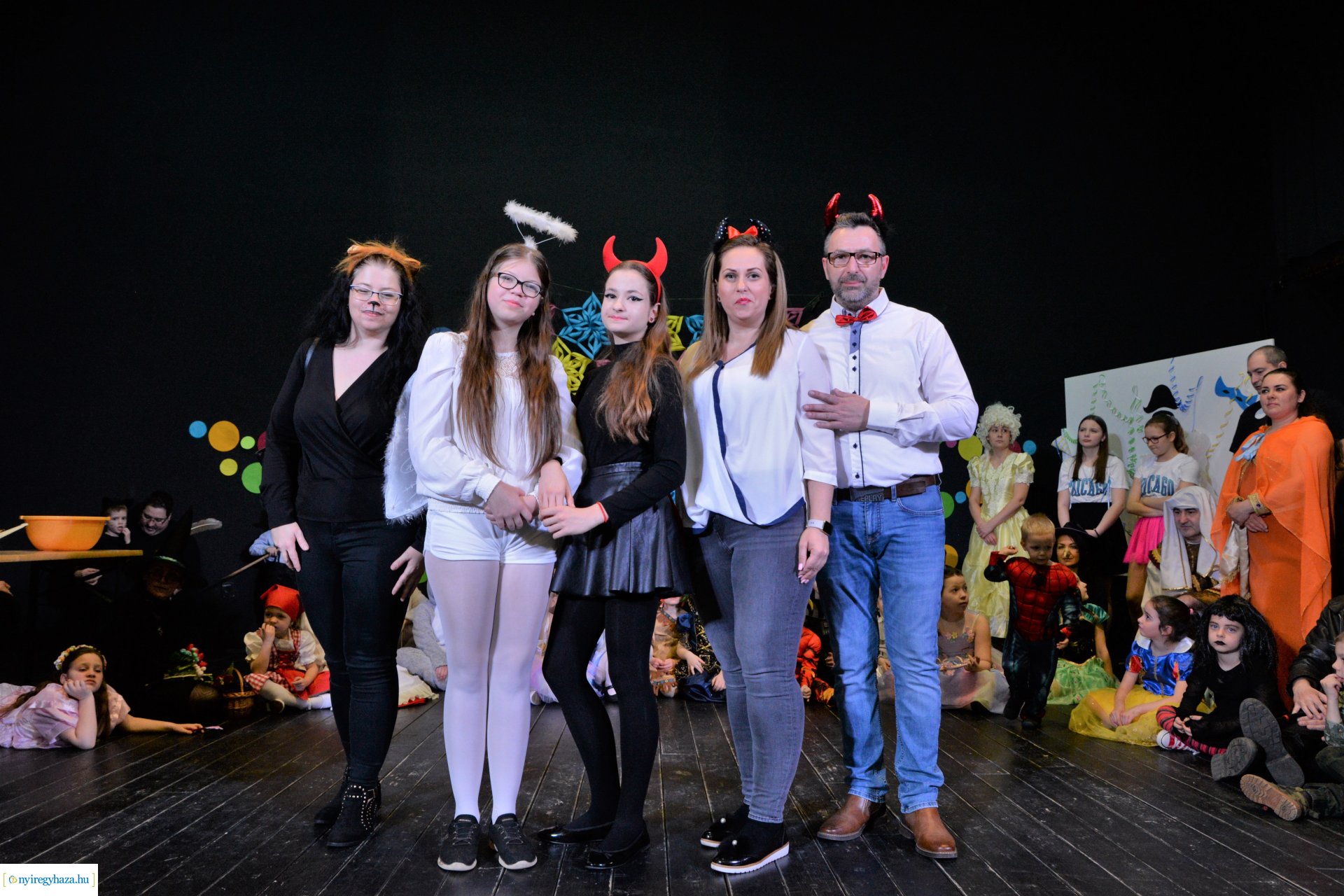 Táncház és jelmezes felvonulás a Szabolcs Néptáncegyüttessel