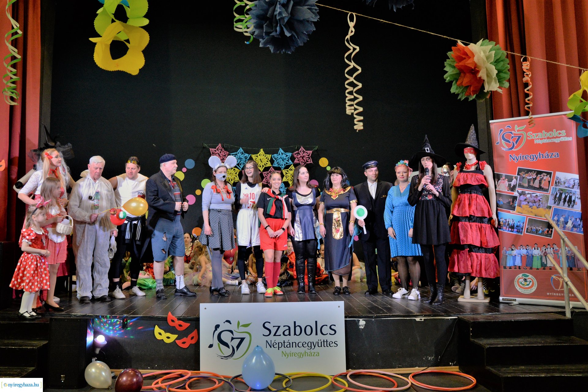 Táncház és jelmezes felvonulás a Szabolcs Néptáncegyüttessel