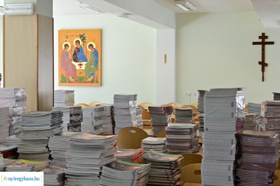 Tankönyvosztás a görögkatolikus iskolában