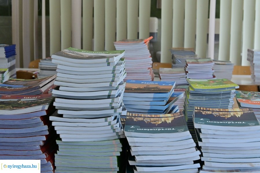 Tankönyvosztás a görögkatolikus iskolában