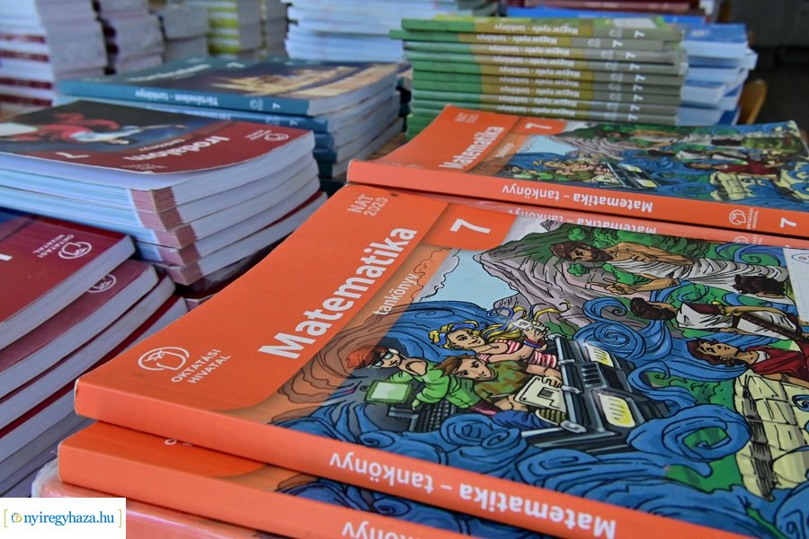 Tankönyvosztás a görögkatolikus iskolában