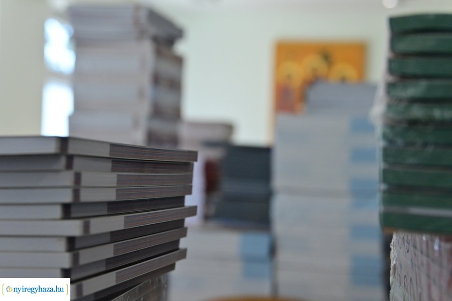 Tankönyvosztás a görögkatolikus iskolában