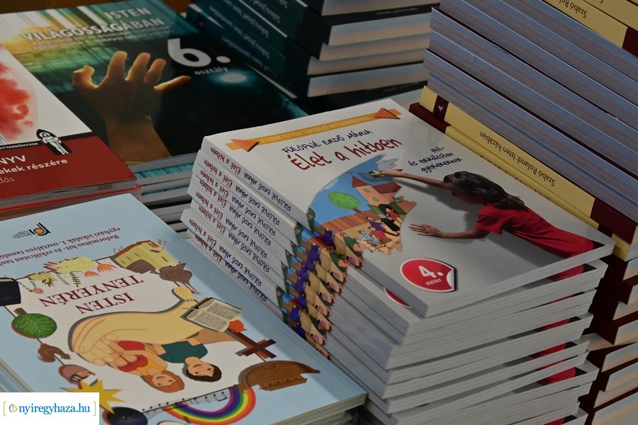 Tankönyvosztás a görögkatolikus iskolában