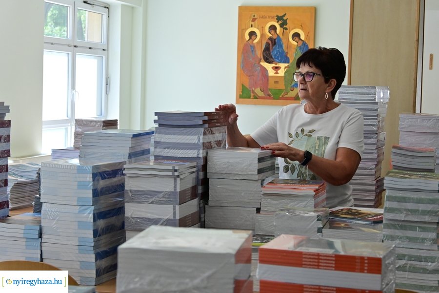 Tankönyvosztás a görögkatolikus iskolában