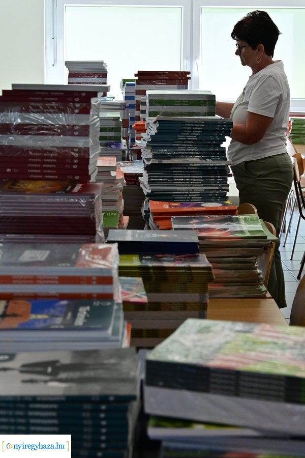 Tankönyvosztás a görögkatolikus iskolában