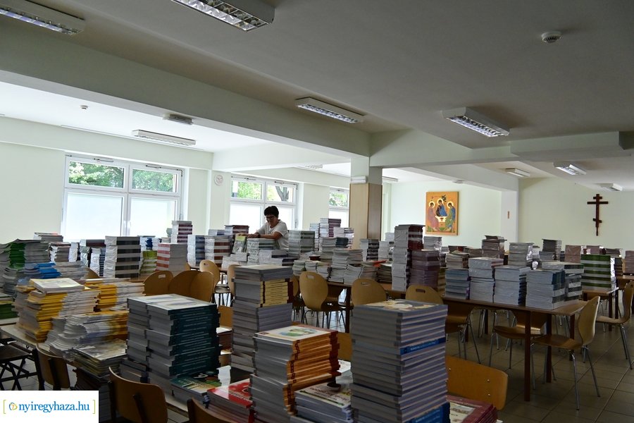 Tankönyvosztás a görögkatolikus iskolában