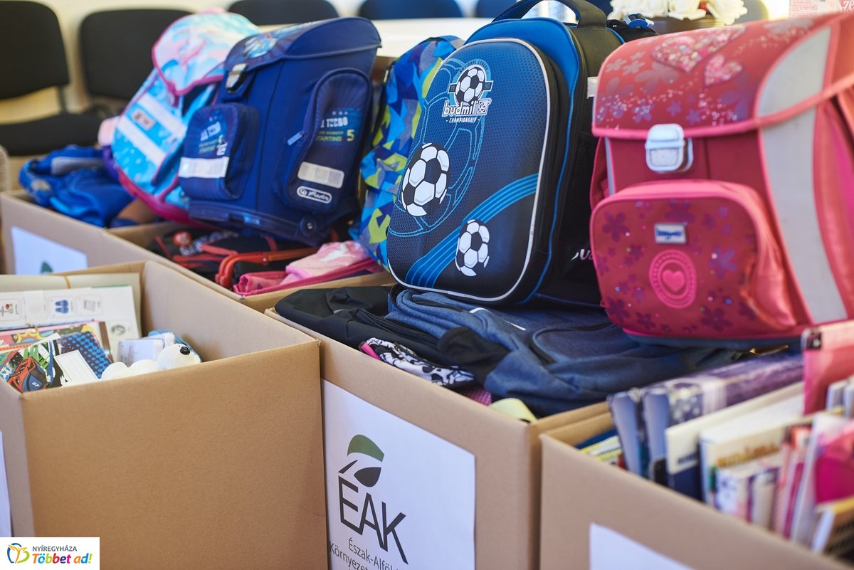 Tanszer adomány a Családok Átmeneti Otthonában