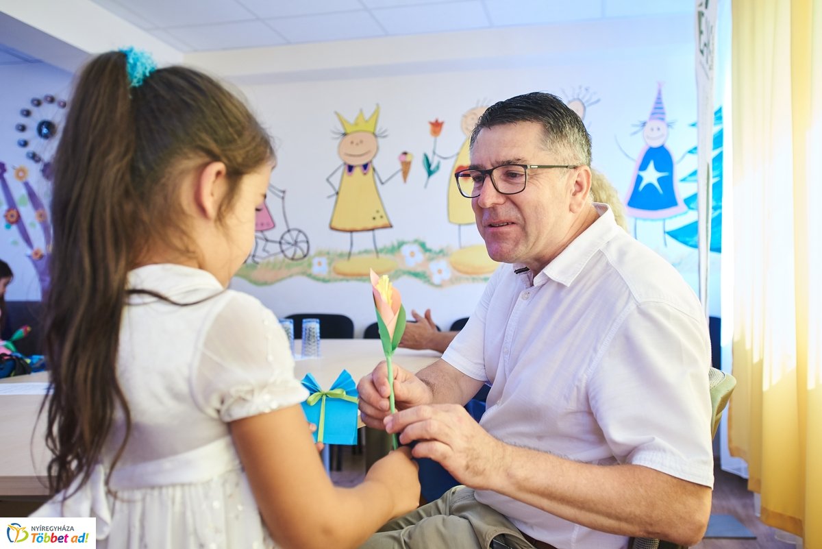 Tanszer adomány a Családok Átmeneti Otthonában