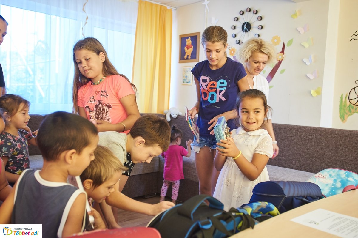 Tanszer adomány a Családok Átmeneti Otthonában