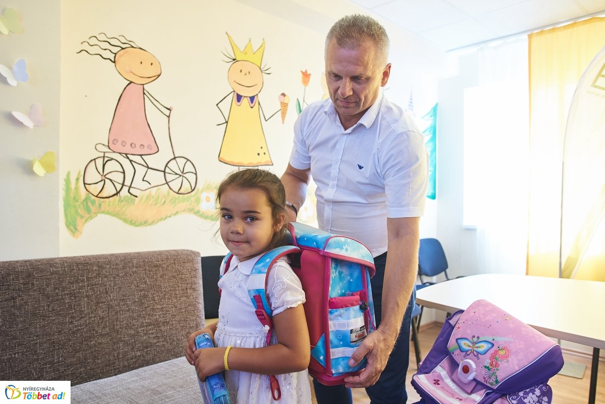 Tanszer adomány a Családok Átmeneti Otthonában