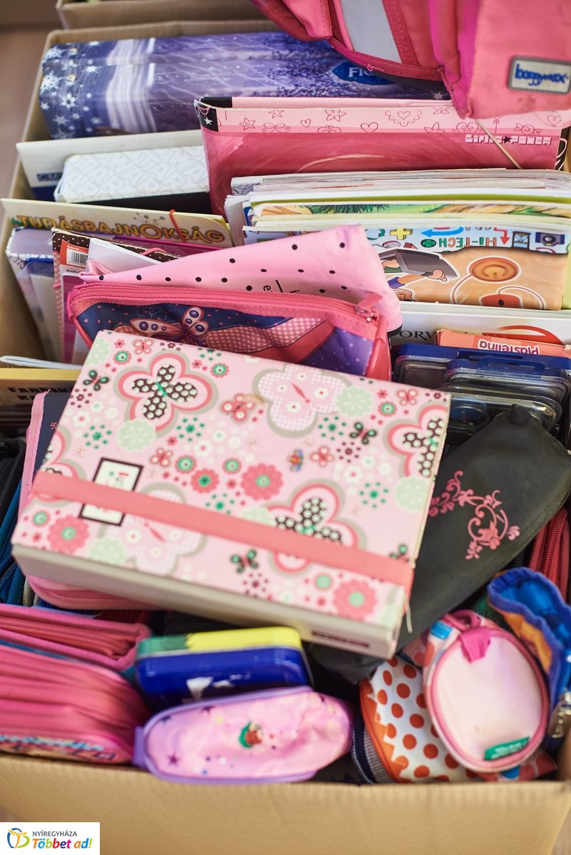 Tanszer adomány a Családok Átmeneti Otthonában