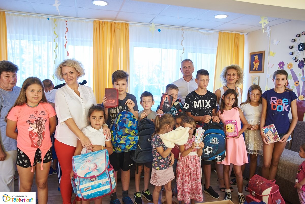 Tanszer adomány a Családok Átmeneti Otthonában