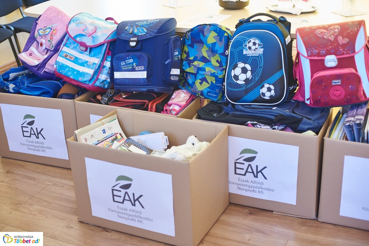 Tanszer adomány a Családok Átmeneti Otthonában