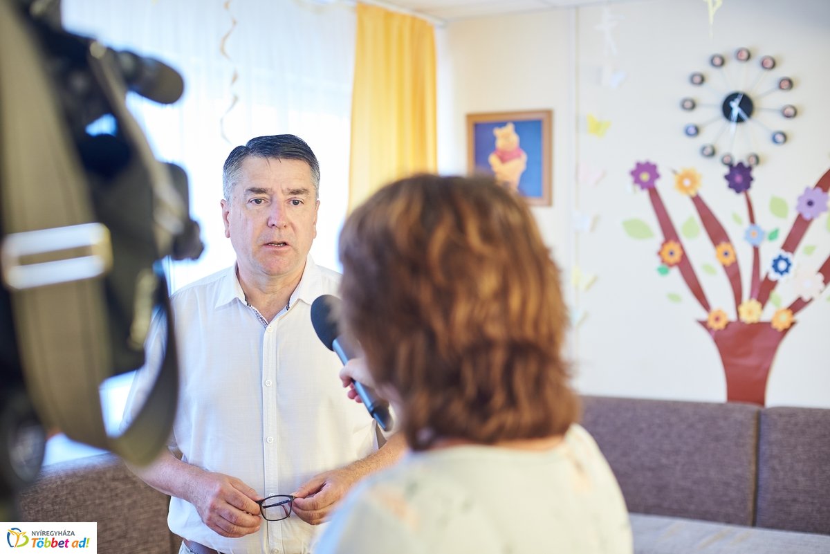 Tanszer adomány a Családok Átmeneti Otthonában