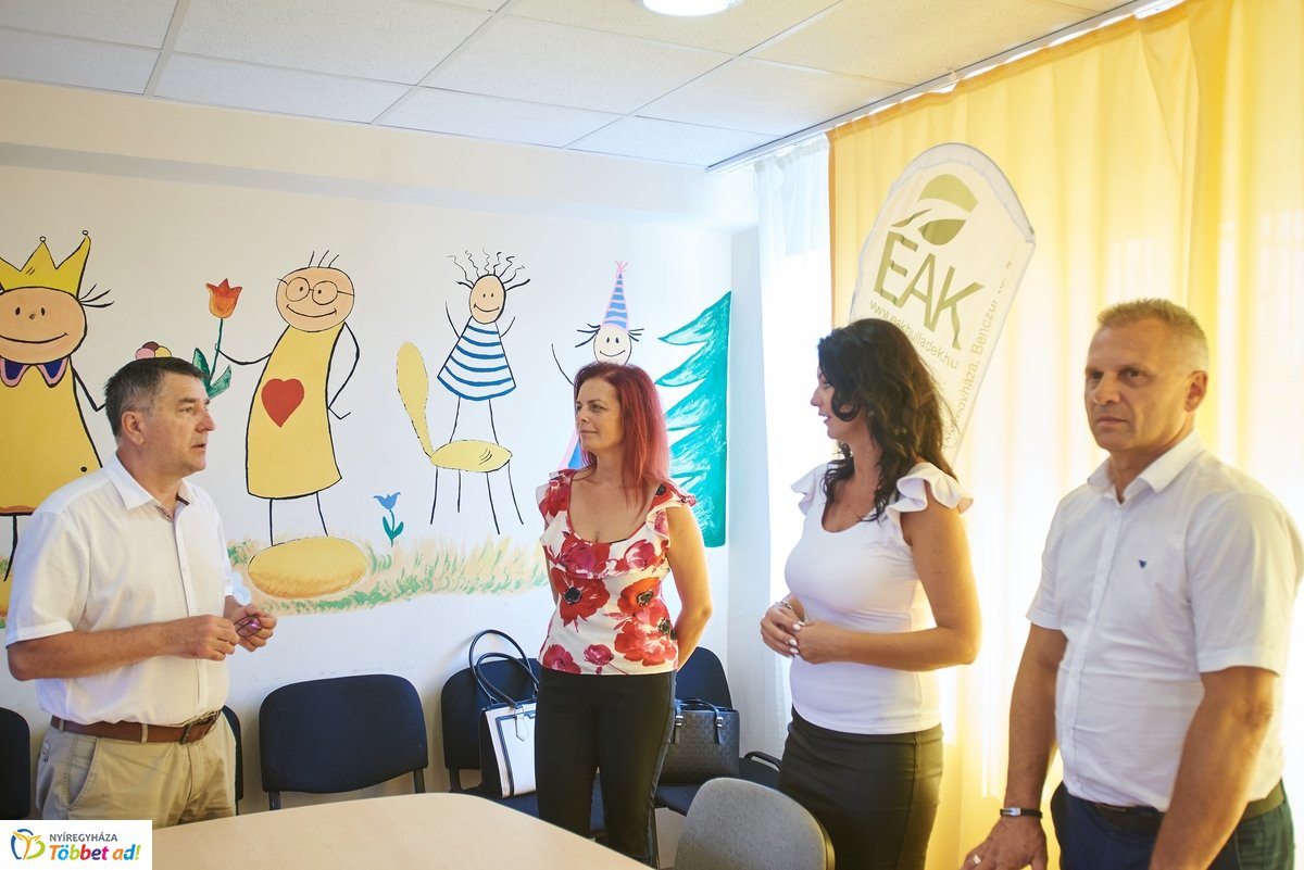 Tanszer adomány a Családok Átmeneti Otthonában