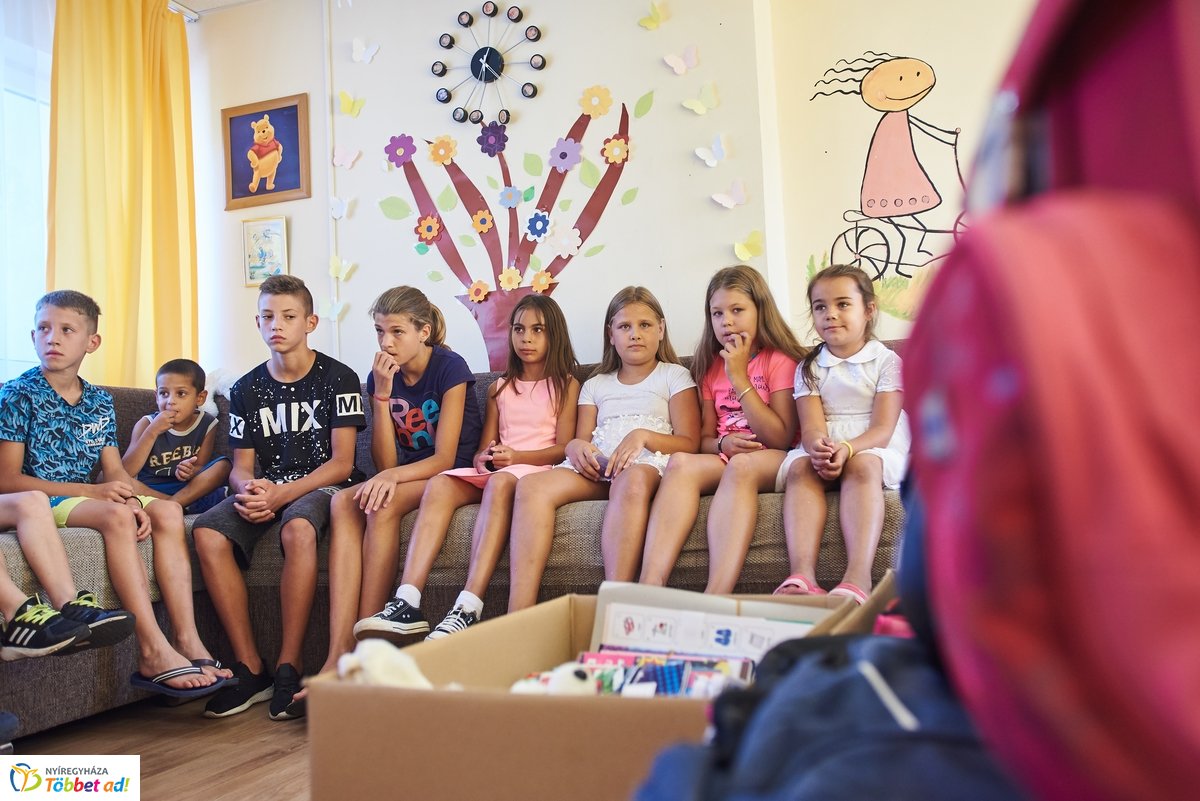 Tanszer adomány a Családok Átmeneti Otthonában