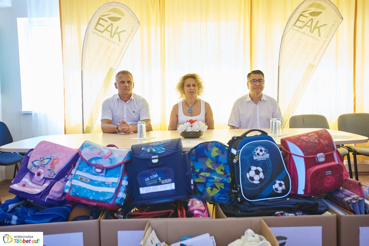 Tanszer adomány a Családok Átmeneti Otthonában