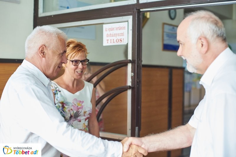 Tanszercsomag osztás a Vécsey iskolában