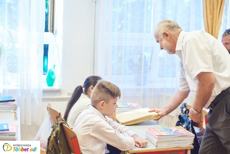 Tanszercsomag osztás a Vécsey iskolában