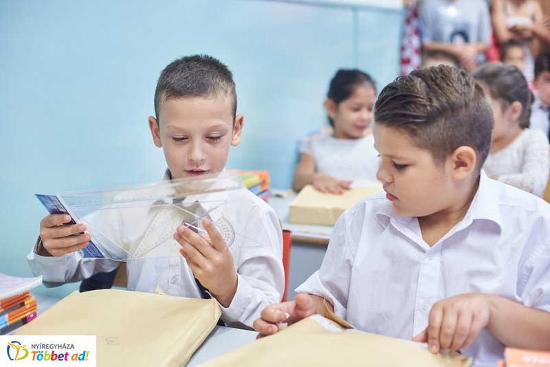 Tanszercsomag osztás a Vécsey iskolában